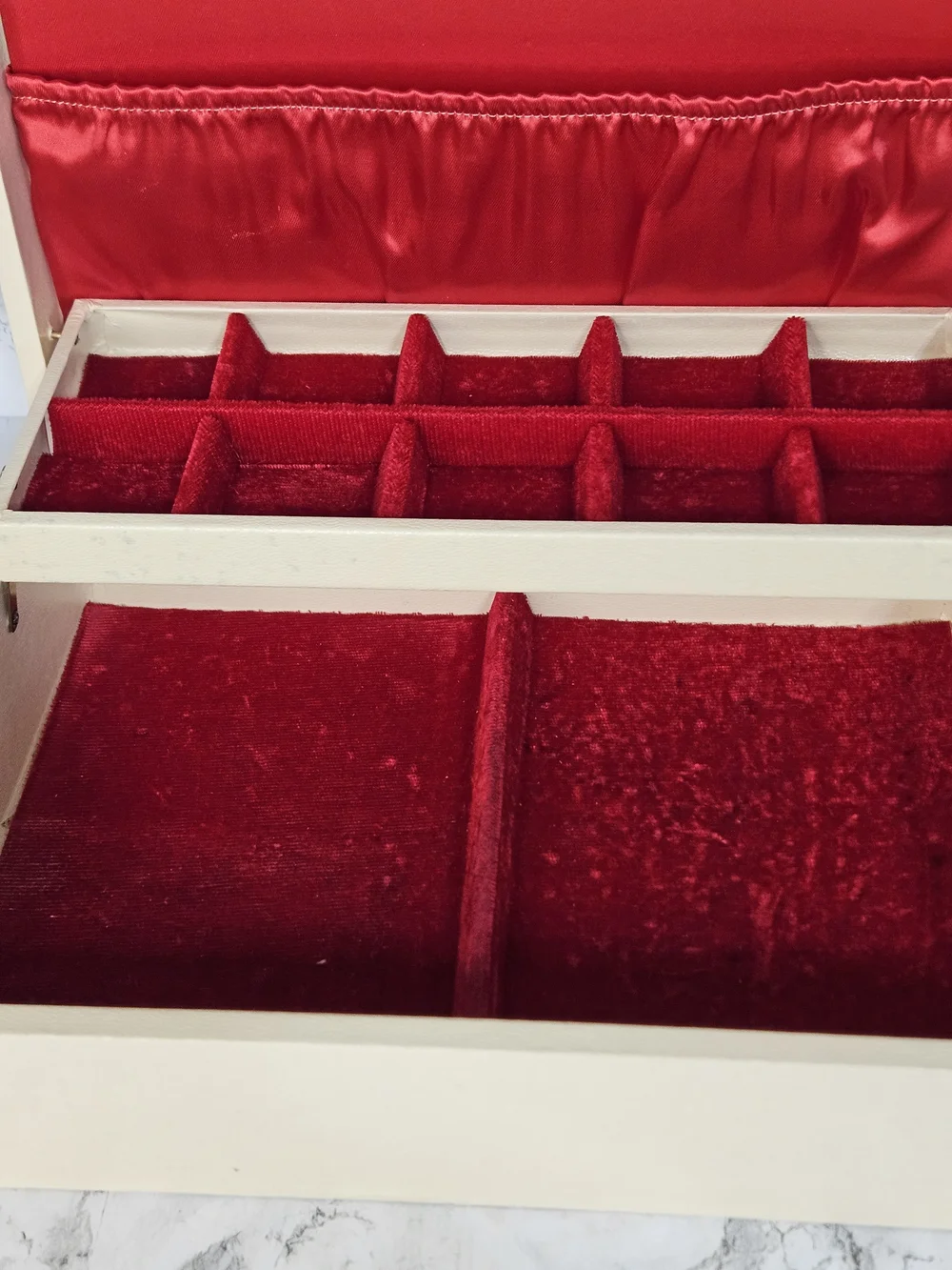 Vintage 1960's Lady Buxton Beige Two Tier Jewelry Box With Red Velvet